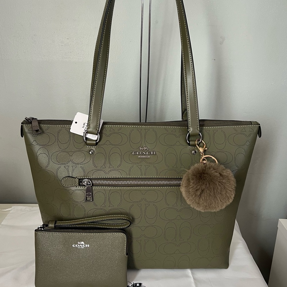 COACH GALLERY TOTE IN SIGNATURE LEATHER AND WRISTLET